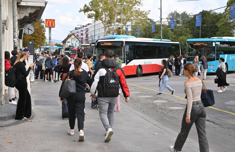 avtobusna postaja potniki.JPG