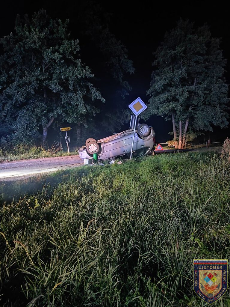 prometna-nesreca, prevrnjen-avto, gasilci
