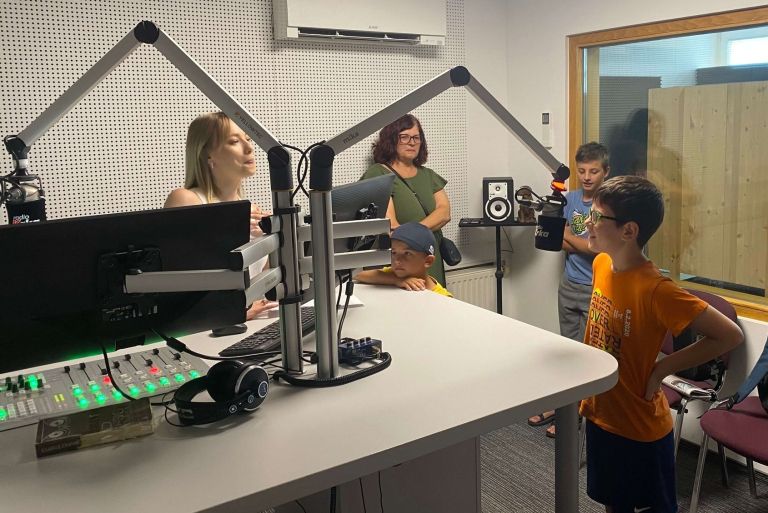 radio-krka, obisk, otroci, upokojenci