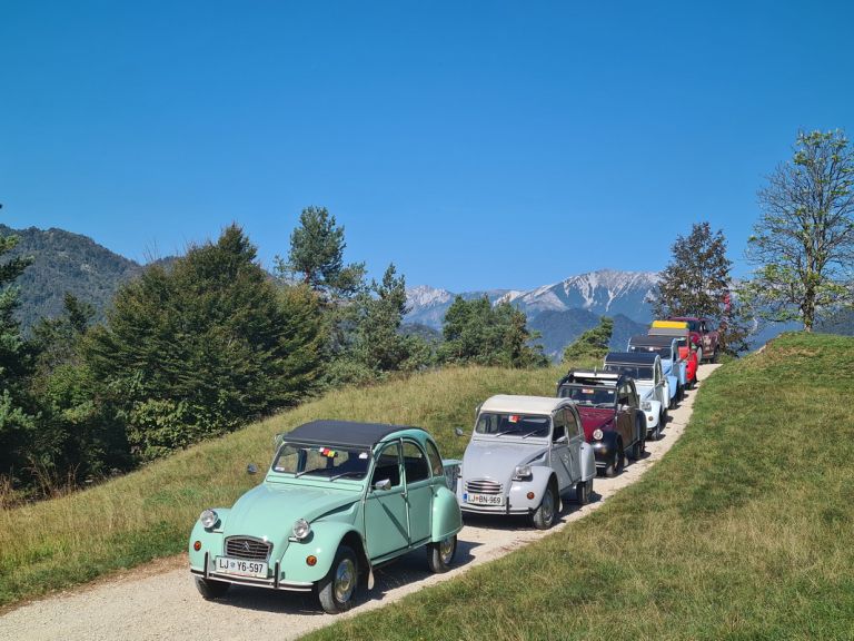 spaček, kolona, druženje, postojna, 2CV