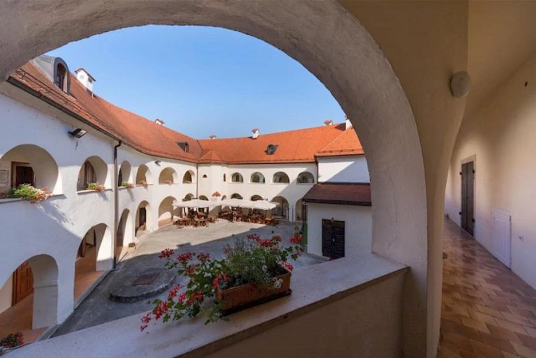 grad-metlika, obnova