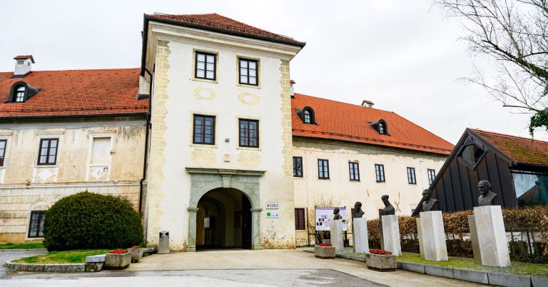 grad-metlika, obnova