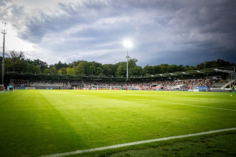 mura, aluminij, gledalci, tribune