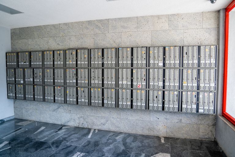 blok, poštni nabiralniki, kaselci