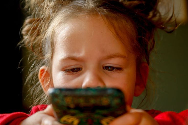 otrok-telefon.jpg