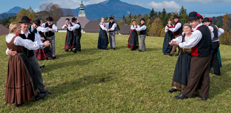 Folklorna skupina KD Gozdar.jpg
