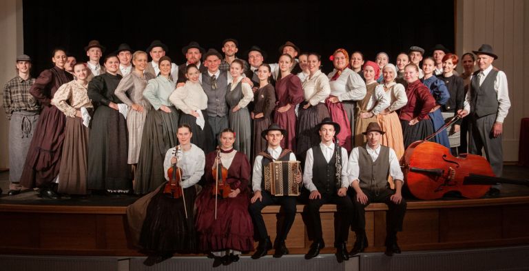 Folklorna skupina Leščeček.jpg