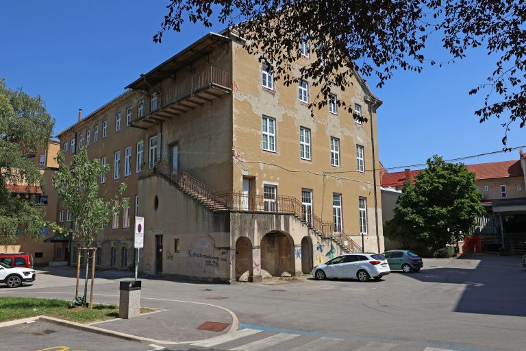 kajuhov dom 1.jpg