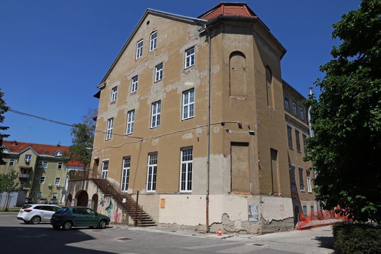 kajuhov dom 2.jpg