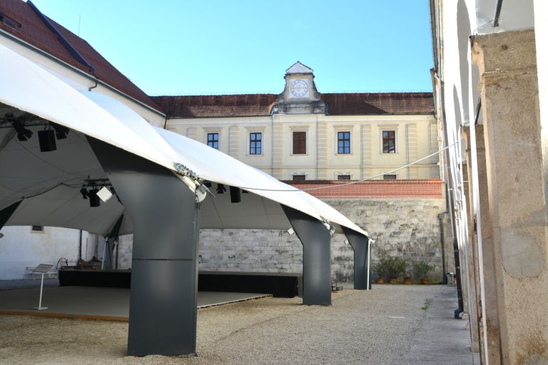 Grad Brezice paviljon.JPG