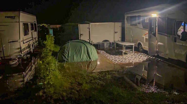 kamp naliv poplava