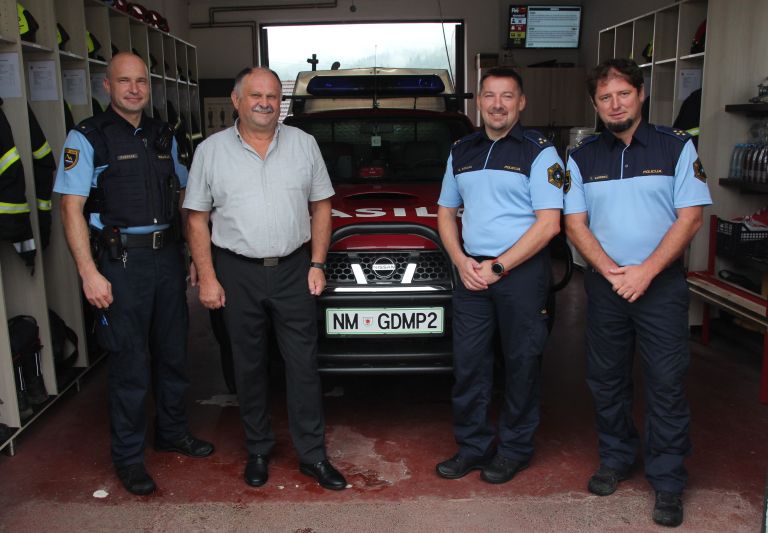 policisti in zupan.JPG