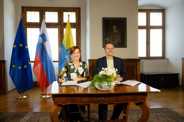 Ministrica za kulturo dr. Asta Vrečko in župan Mestne občine Celje Matija Kovač.