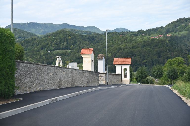 Boštanj_pokopališče.JPG