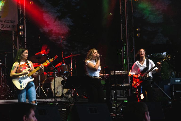 glasbena-skupina-frishki