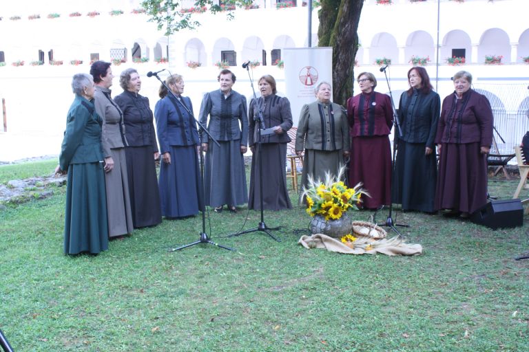 tridesetletnica-drustva-podezelskih-zena-pod-gorjanci-2025, pavle-ravnohrib-gost-prireditve-v-kostanjevici-na-krki