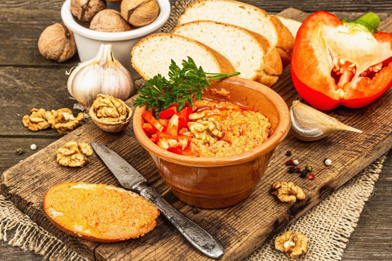 Pečena paprika s feta sirom in orehi