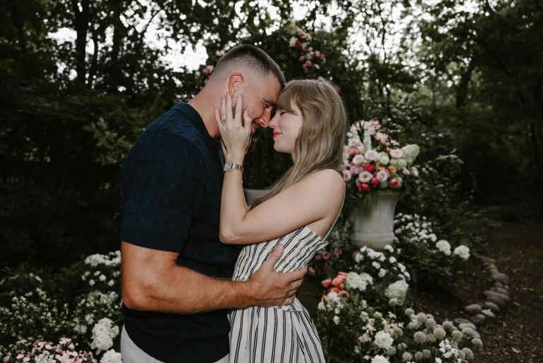 Taylor Swift in Travis Kelce sta zaročena.