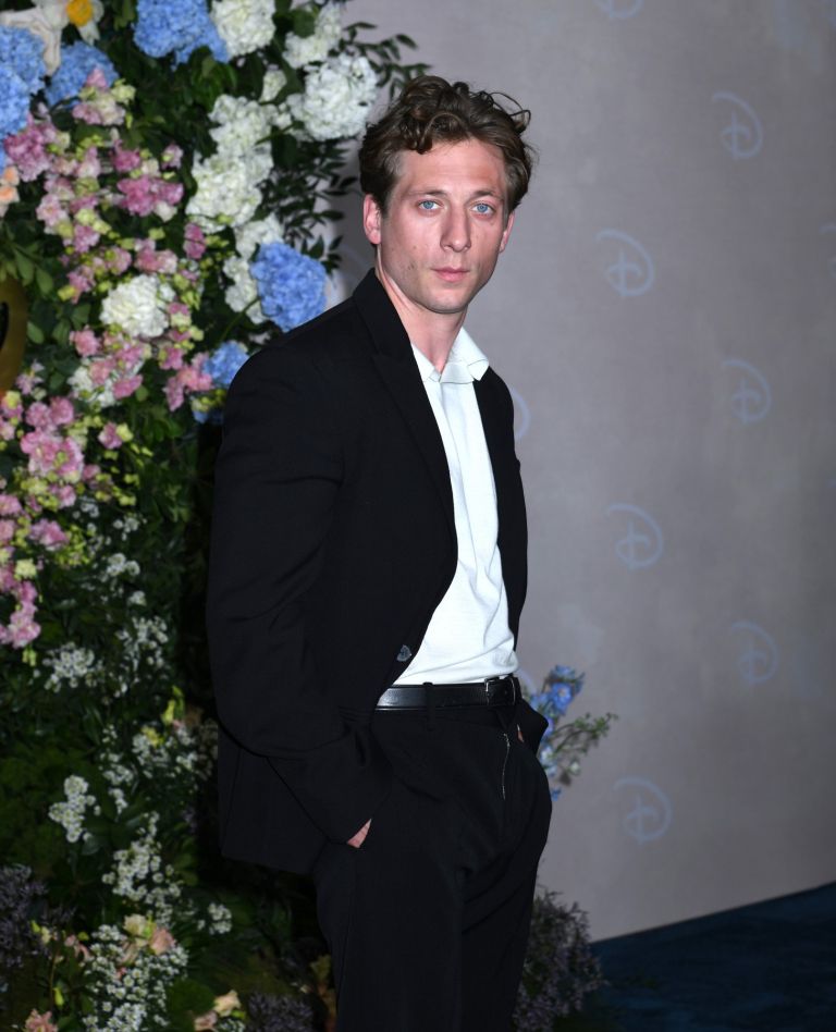jeremy allen white 2.jpg