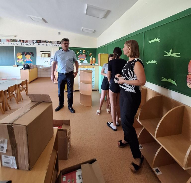 Župan pri ogledu saniraninega tlaka in stropa v razredu OŠ Velika Dolina.jpg