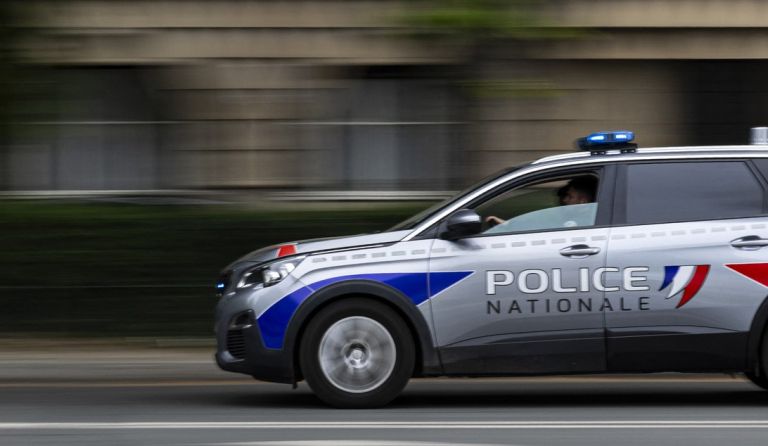 pariz policijski avto.jpg