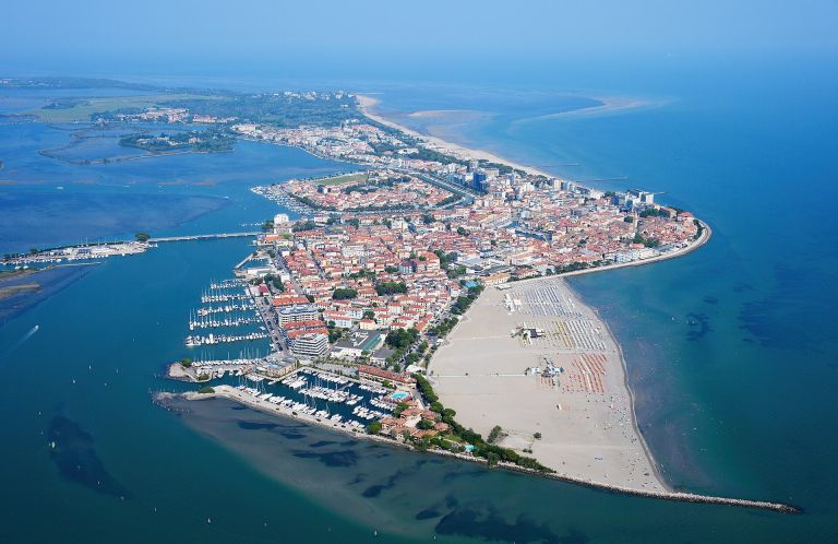 Aerial_image_of_Grado_(view_from_the_west).jpg