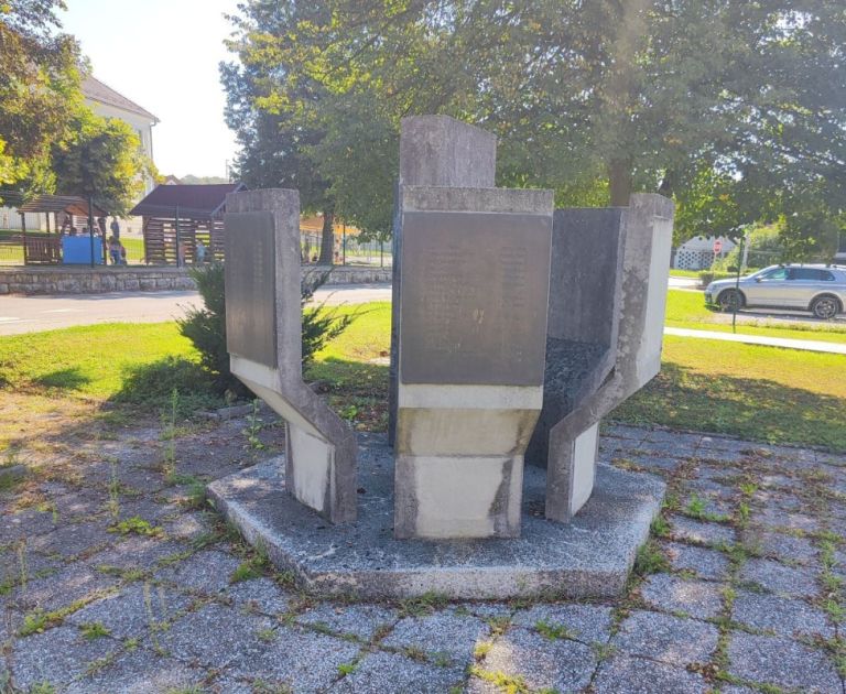 spomenik_mirna_brez_plosce.jpg