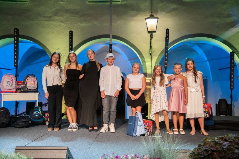 otroci-pojejo-slovenske-pesmi-in-se-veselijo, finale
