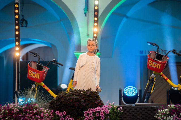 otroci-pojejo-slovenske-pesmi-in-se-veselijo, finale