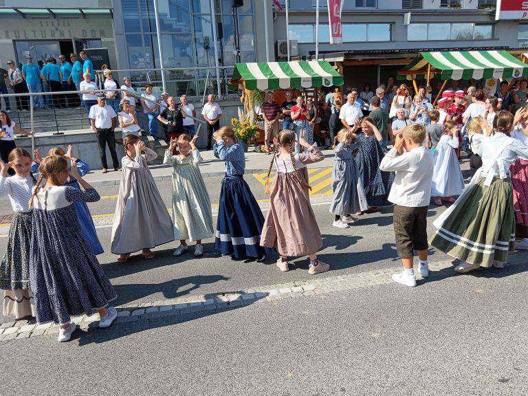 39-straska-jesen, kruh-nas-vsakdanji