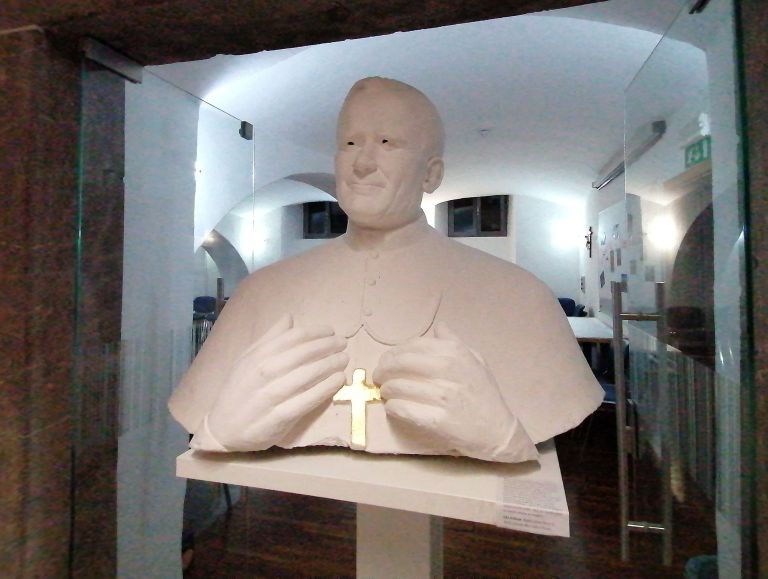 razstava, novo-mesto, odsevi-upanja