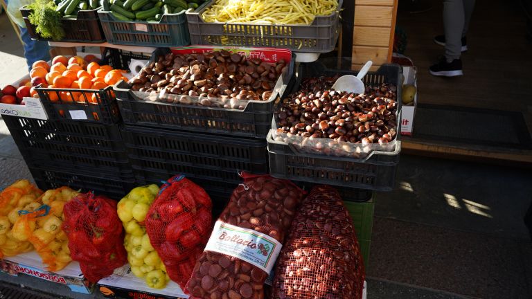 simbolična, kostanj, kostanji, tržnica, prodaja-živil, sadja, zelenjave, zelenjava