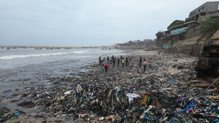 potrosnistvo2 gana The-Or-Foundation-ERR-Team-tag-hunting-at-the-Jamestown-Beach-Accra-Ghana.jpg