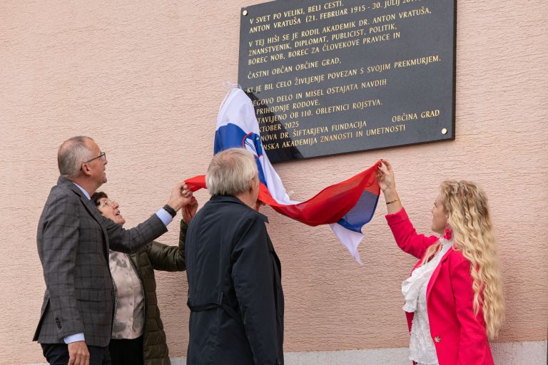anton-vratusa, spominska-plosca, dolnji-slaveci-ustanova-dr-siftarjeva-fundacija