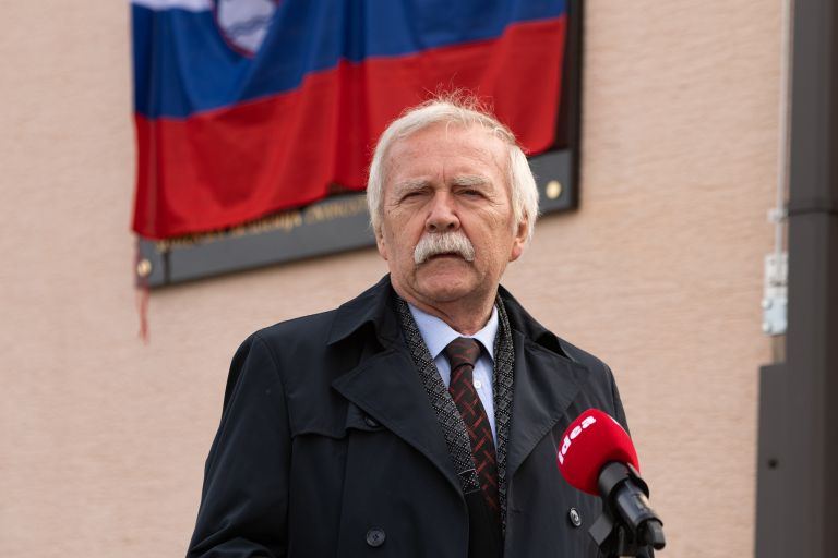 anton-vratusa, spominska-plosca, dolnji-slaveci-ustanova-dr-siftarjeva-fundacija
