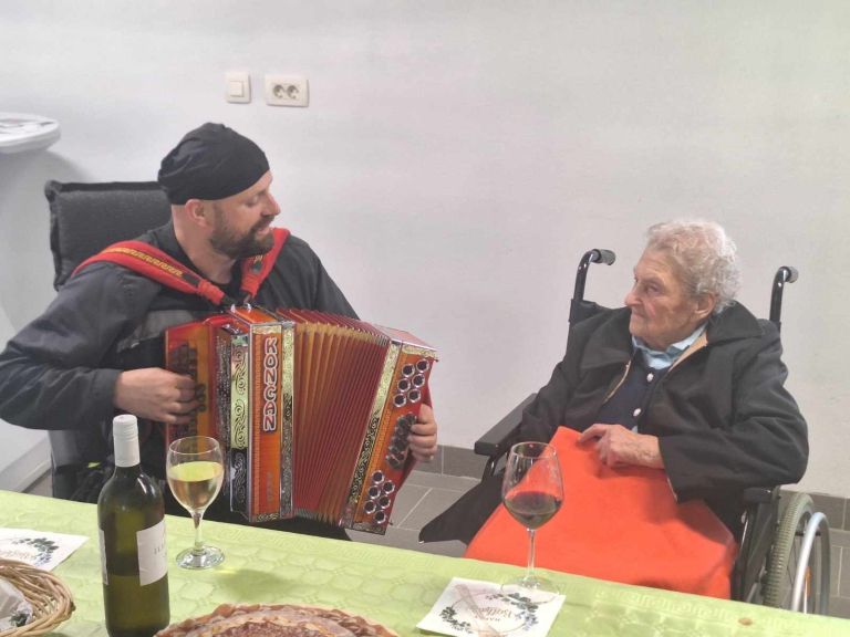 Sandi s stoletnico Vido.JPG