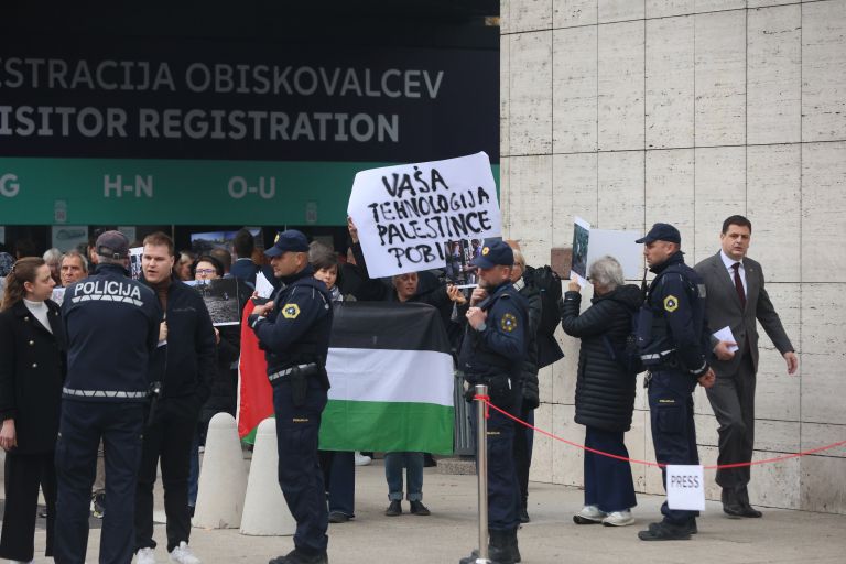 Protest je budno spremljala tudi celjska policija.