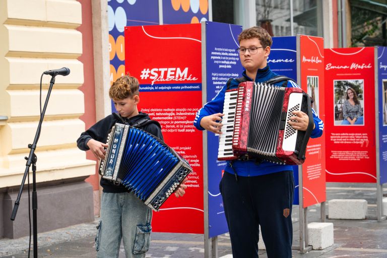 stemfluencerke, razstava, slovenska-ulica