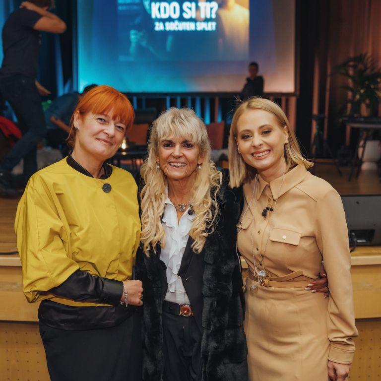 Z leve proti desni_ Ravnateljica mag. Anita Knez, dr. Leonida Zalokar, Marjetka Vovk.JPG