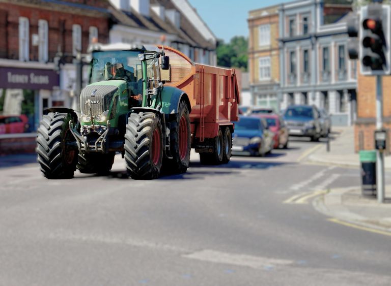 mh-traktor v mestu1.jpg