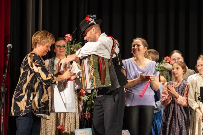 os-artice, 3-srecanje-otroskih-folklornih-skupin-na-dvoriscu