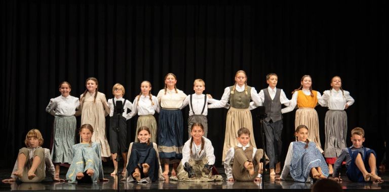 os-artice, 3-srecanje-otroskih-folklornih-skupin-na-dvoriscu