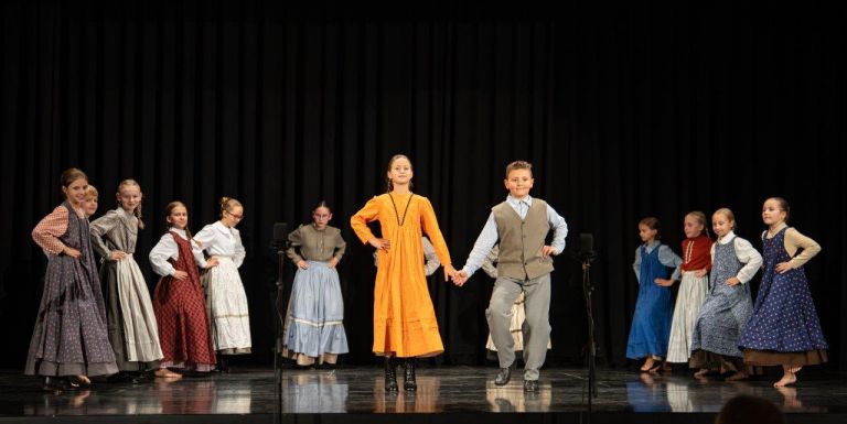 os-artice, 3-srecanje-otroskih-folklornih-skupin-na-dvoriscu