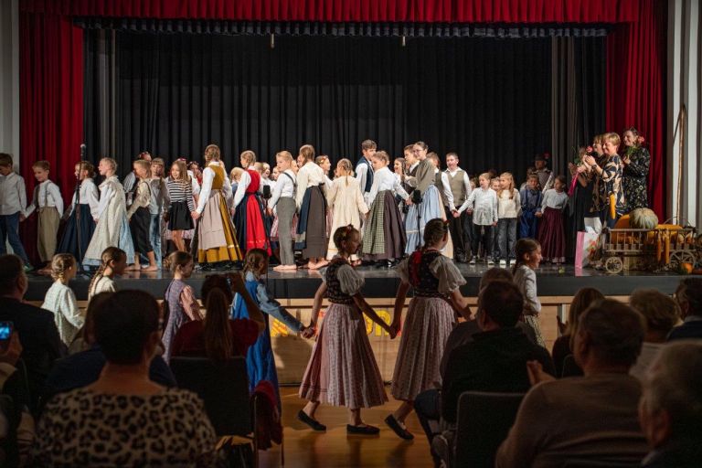 os-artice, 3-srecanje-otroskih-folklornih-skupin-na-dvoriscu