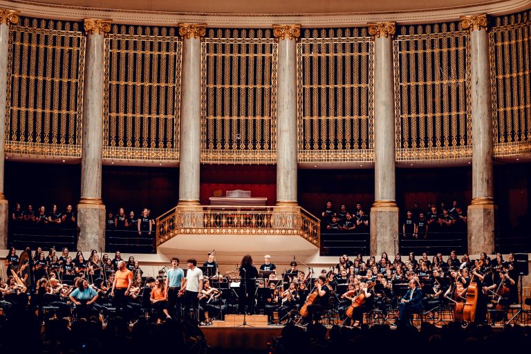 Večer se je nadaljeval v dunajski Koncertni hiši (Wiener Konzerthaus) z ogledom muzikala »Otrok miru (Peace Child)« v izvedbi Slovenskega mladinskega orkestra