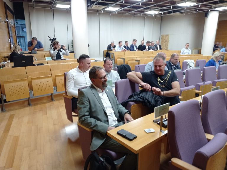izredna-seja-krskega-obcinskega-sveta-27-oktobra-2025, jek2, kostak-krsko, kostakove-delnice, romi, kerinov-grm
