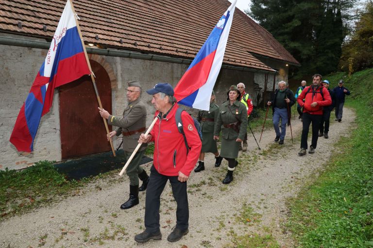 2_Zastavi na čelu pohodnikov.JPG