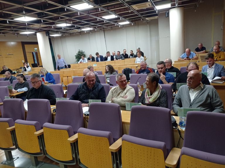 izredna-seja-krskega-obcinskega-sveta-27-oktobra-2025, jek2, kostak-krsko, kostakove-delnice, romi, kerinov-grm