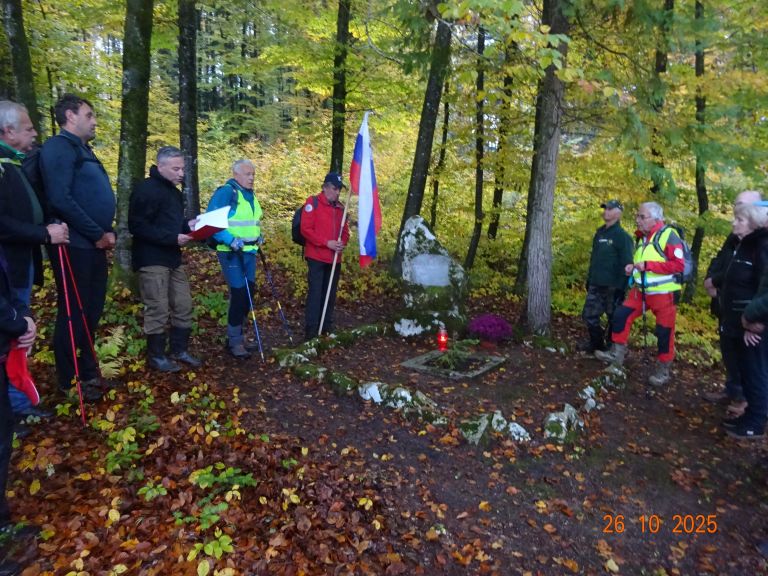 3_Napis na grobu neznana partizanka ostaja, čeprav so ugotovili, da tu počiva Angelca Batinica.JPG