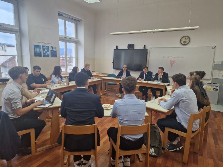 minister z dijaki.jpg